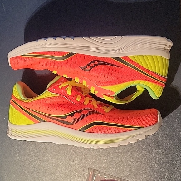 NEW IN BOX: Saucony Kinvara 11, Women's 9.5,  ViziRed/Citron - Picture 2 of 6